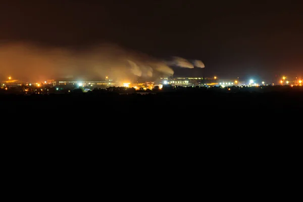 城市工业区夜景与工厂烟道 — 图库照片