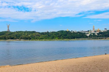 Kiev Pechersk Lavra (Mağara Kiev Manastırı), Anavatan Anıtı ve Ukrayna Dinyeper Nehri manzarası
