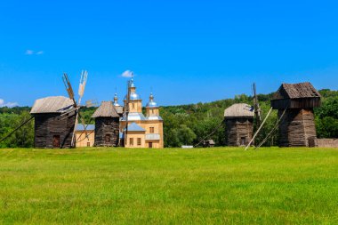 Ukrayna 'nın Kiev kenti yakınlarındaki Pirohiv (Pirogovo) köyündeki Ukrayna Halk Mimarisi ve Halk Yolları Açık Hava Müzesi manzarası
