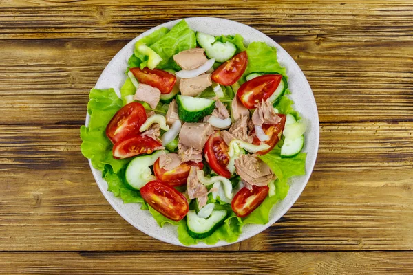 Leckerer Thunfischsalat Mit Salat Und Frischem Gemüse Auf Einem Holztisch — Stockfoto