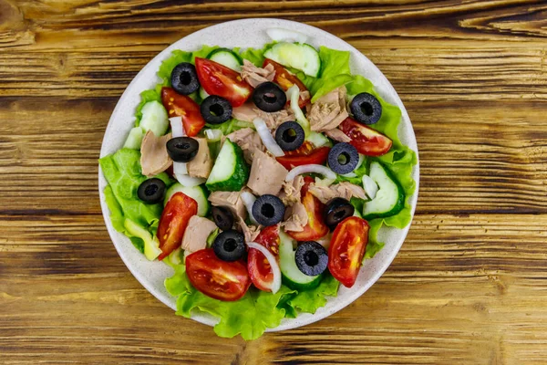 Salada Atum Saborosa Com Alface Azeitonas Pretas Legumes Frescos Mesa — Fotografia de Stock