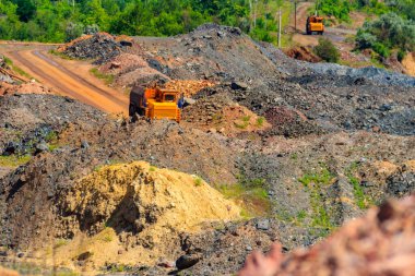 Demir cevheri ocağında ağır bir kamyon çalışıyor.