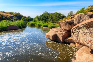 Ukrayna 'nın Dnipropetrovsk bölgesindeki Kamenka nehri üzerindeki Tokovsky şelalelerinin manzarası