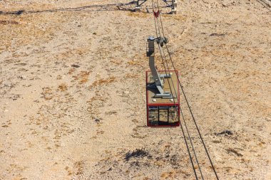 Antalya ilinin Tahtali Dağı 'nın zirvesine giden yolda giden teleferik, Türkiye' nin Antalya kentinde