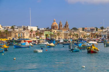Marsaxlokk, Malta - 18 Mayıs 2025: Geleneksel renkli balıkçı tekneleri luzzu Akdeniz balıkçı köyü Marsaxlokk, Malta