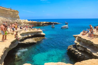 Marsaxlokk, Malta - 18 Mayıs 2025: Marsaxlokk, Delimara yarımadası yakınlarındaki Malta 'nın en güzel ve baş döndürücü doğal yüzme havuzlarından biri olan Aziz Peter Havuzu üzerindeki güzel manzara