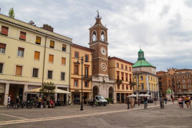 Rimini, İtalya - 5 Haziran 2025: Üç Şehit Meydanı (Piazza Tre Martiri) tarihi turizm merkezi Rimini, İtalya 'da antik bir saat kulesi ile