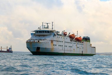 Tanzanya 'nın Zanzibar yakınlarındaki Hint Okyanusu' nda yelken açan büyük sanayi gemisi.