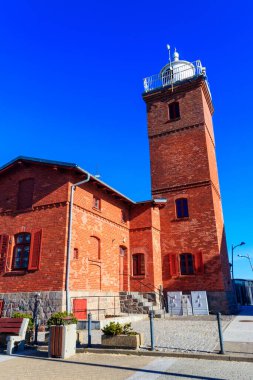 Wieprza Nehri ağzındaki eski tuğla deniz feneri Darlowko, Polonya 'da Baltık Denizi' ne