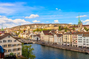 Zürih, İsviçre - 19 Nisan 2022: Eski Zürih kasabası ve Lindenhof tepesinden Limmat nehri manzarası