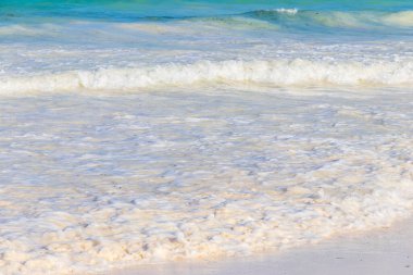 Kumlu sahilde Hint okyanusunun yumuşak dalgaları