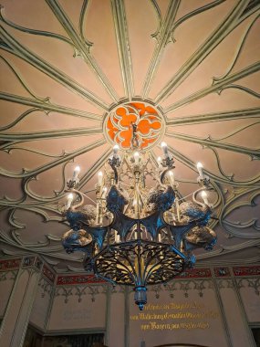 Schwangau, Almanya - 8 Mayıs 2024: Schwangau, Almanya 'daki Hohenschwangau şatosunda gümüş kuğularla süslenmiş avize