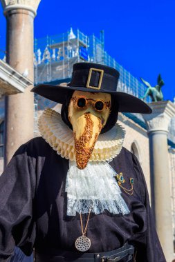 Venedik, İtalya 'da düzenlenen yıllık Venedik Karnavalı sırasında maske ve kostüm giyen bir adamın portresi
