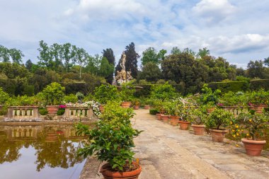 Isolotto manzarası, ortasında Okyanus Çeşmesi olan oval şekilli bir ada, Boboli Bahçeleri, Floransa, İtalya