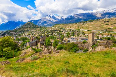 İsviçre, Valais Kantonu 'ndaki Sion Tepesi ve İsviçre Alpleri' nden panoramik manzara