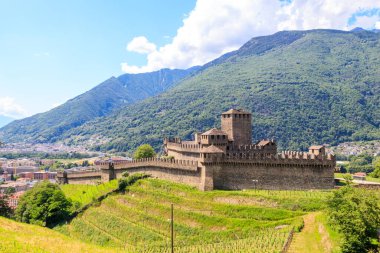 İsviçre Bellinzona 'daki Montebello Kalesi. UNESCO Dünya Mirası Alanı