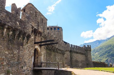 İsviçre Bellinzona 'daki Montebello Kalesi. UNESCO Dünya Mirası Alanı
