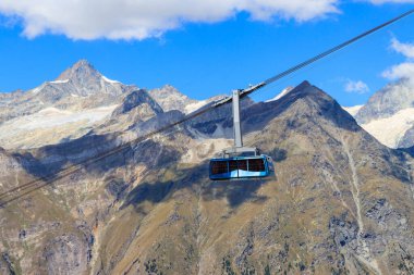 İsviçre 'deki Zermatt yakınlarındaki Rothorn dağına giden teleferik.