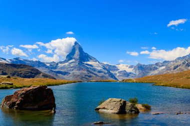 Stelli Gölü (Stellisee) ve Matterhorn Dağı 'nın Zermatt, İsviçre Alpleri' ndeki manzarası
