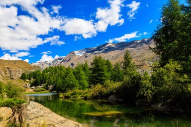 Grindji Gölü (Grindjisee) ve İsviçre Alpleri 'nin Zermatt, İsviçre' deki Beş Göl Yolu 'ndaki manzarası