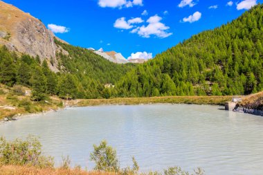 İsviçre 'nin Zermatt kentindeki Five Lakes Trail' deki Moosjisee Gölü ve İsviçre Alpleri manzarası
