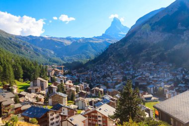 İsviçre 'nin Valais kantonundaki Zermatt kasabası ve Matterhorn Dağı manzarası