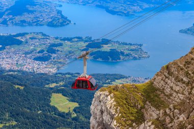 İsviçre, Lucerne Kantonu 'ndaki Pilatus Dağı' nın tepesine giden teleferik.