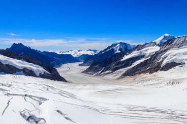 İsviçre 'nin Valais Kantonu' ndaki Alpler ve UNESCO mirasının en büyük buzulu olan Büyük Aletsch Buzulu manzarası