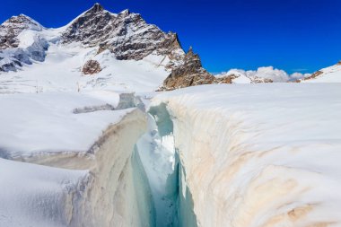 Bernese Oberland, İsviçre 'de Jungfraujoch yakınlarında Crevasse