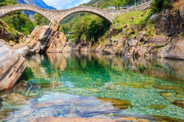 Lavertezzo, Verzasca Vadisi, Ticino Kantonu, İsviçre 'deki Verzasca nehrinin temiz suları üzerinde antik çift kemerli Roma köprüsü (Ponte dei Salti)