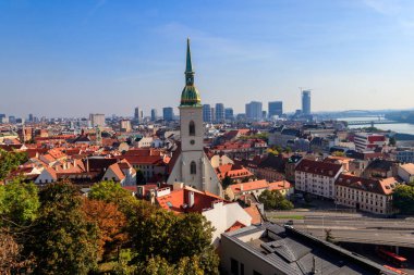 Ünlü St. Martin Katedrali 'ne ve Bratislava, Slovakya' daki eski kasabaya bakın.