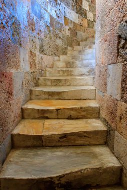 İtalya, Pisa 'daki Eğik Kule' nin içindeki merdiven. Ünlü kulenin tepesine.