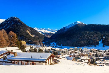 İsviçre 'nin ünlü Davos şehrinin kışın manzarası