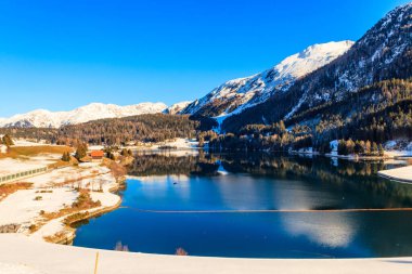 Graubunden kantonundaki Davos Gölü manzarası, İsviçre