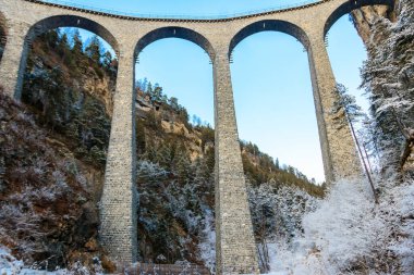 Landwasser Viaduct, Rhaetian demiryolu, Graubunden, kışın İsviçre