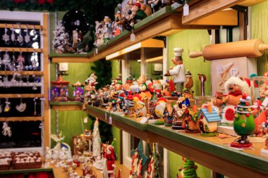 Bir mağazada Noel ve yeni yıl oyuncakları. Şenlikli kış Noel ticareti