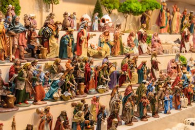 Noel İsa 'nın doğuş sahnelerinin dekorasyonu için tipik Noel pazarında satılık figürler.