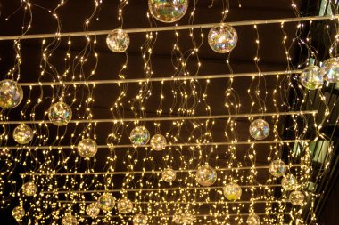 Şehrin sokaklarında Noel ışıkları. Noel şehir dekorasyonları