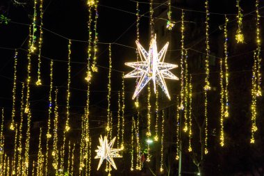 Şehrin sokaklarında Noel ışıkları. Noel şehir dekorasyonları