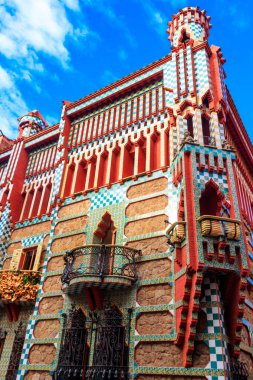 İspanya, Barselona 'daki Casa Vicens cephesi. Antoni Gaudi 'nin ilk başyapıtı. 1883 ve 1885 yılları arasında inşa edilmiş.