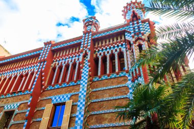 İspanya, Barselona 'daki Casa Vicens cephesi. Antoni Gaudi 'nin ilk başyapıtı. 1883 ve 1885 yılları arasında inşa edilmiş.
