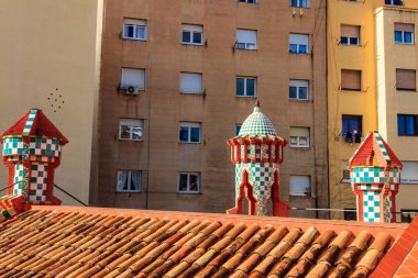 İspanya, Barcelona 'daki Casa Vicens' in çatısından ayrıntılar. Antoni Gaudi 'nin ilk başyapıtı. 1883 ve 1885 yılları arasında inşa edilmiş.