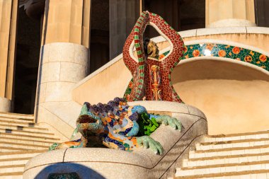 Gaudi 'nin renkli mozaik ejderha semenderi Park Guell, Barcelona, İspanya