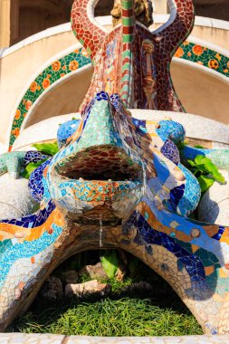 Gaudi 'nin renkli mozaik ejderha semenderi Park Guell, Barcelona, İspanya