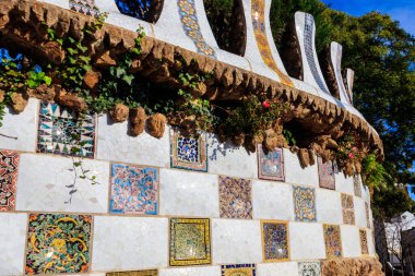 Antoni Gaudi 'nin Barcelona, Katalonya, İspanya' daki Park Guell 'deki Mozaik Duvarı