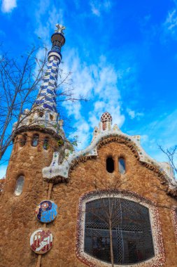 İspanya 'nın Barselona şehrinde Antoni Gaudi tarafından tasarlanan Park Guell' deki peri masalı kurabiye evi.