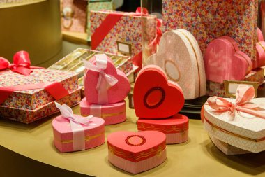 Kalp şeklinde hediye kutuları bir mağazanın vitrininde. Sevgililer Günü konsepti