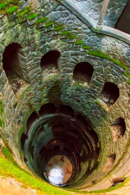 Portekiz, Sintra 'daki Quinta da Regaleira Sarayı' nın parkında Kabul Kuyusu (Ters Kule)