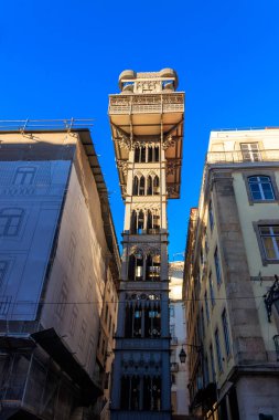Lizbon, Portekiz 'de Santa Justa asansörü. Üst kattaki manzaralı ünlü ve eğlenceli turistik mekan.