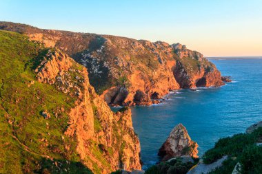 Cabo da Roca 'dan Atlantik Okyanusu manzarası. Cabo da Roca ya da Cape Roca, Portekiz, Avrupa kıtasının ve Avrasya 'nın en batı pelerinidir.